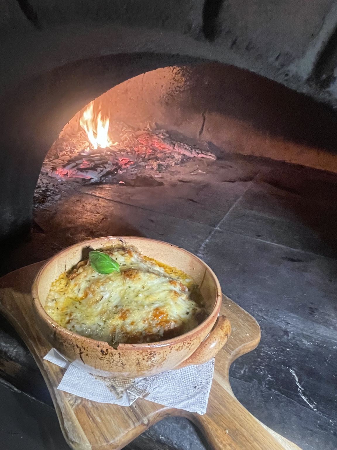 Een gerecht bereid in de houtoven van Houtforni